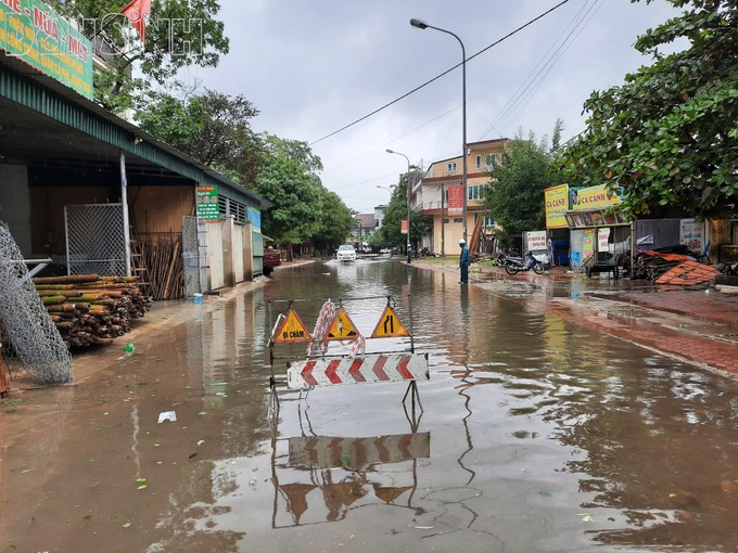 TP Hà Tĩnh: Cây cối gãy đổ, nhiều tuyến phố bị mưa lũ nhấn chìm  - Ảnh 2.