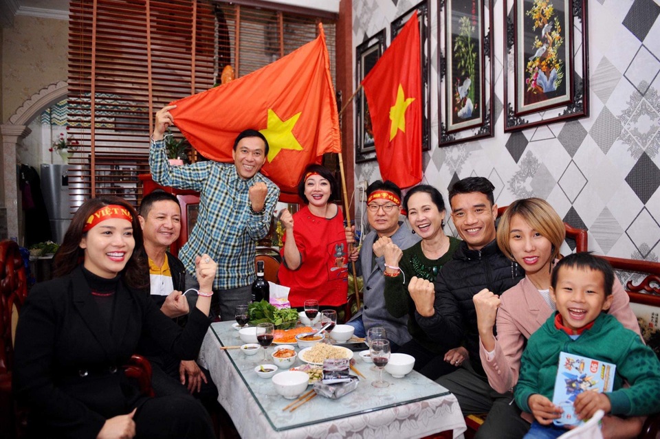 Nghệ sĩ Việt vỡ oà, nghẹn ngào khi U22 Việt Nam đoạt HCV SEA Games - 4 Nghệ sĩ Việt vỡ oà, nghẹn ngào khi U22 Việt Nam đoạt HCV SEA Games - 4
