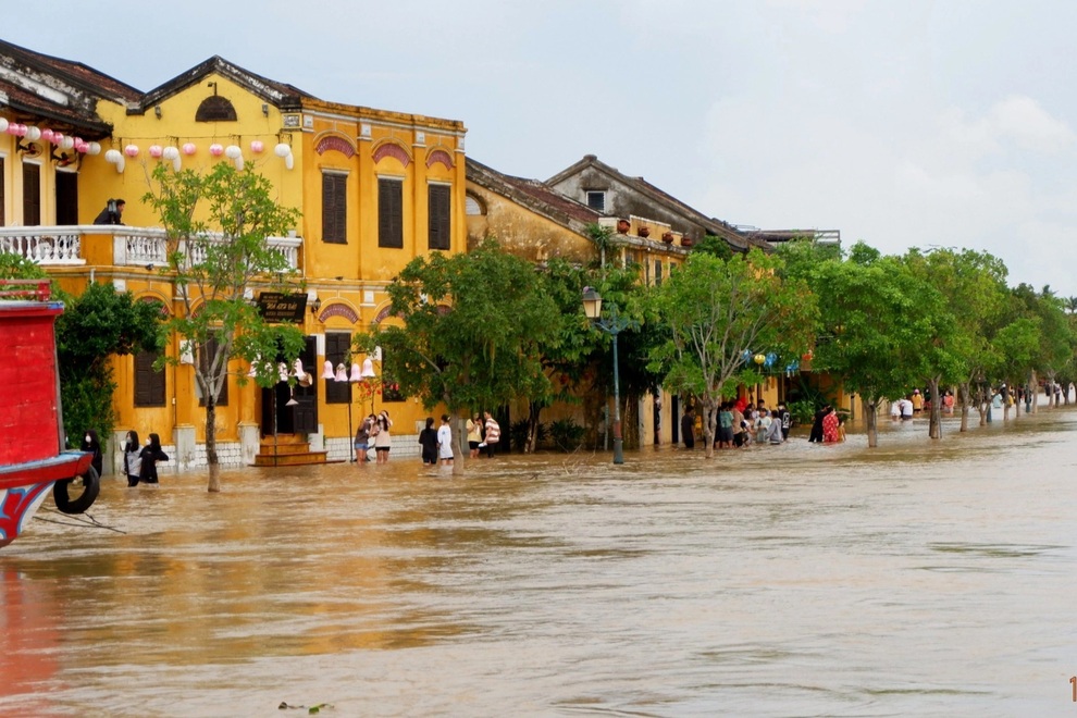 Mưa lớn kéo dài, nước dâng ngập nhiều nơi - 8 Mưa lớn kéo dài, nước dâng ngập nhiều nơi - 8