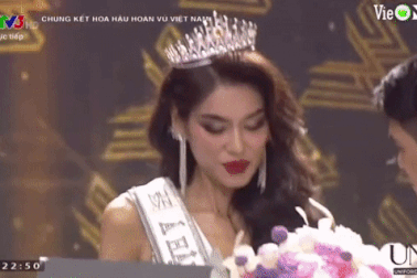 Khoảnh khắc Thảo Nhi Lê bị rơi vương miện Á hậu gây "bão" mạng xã hội