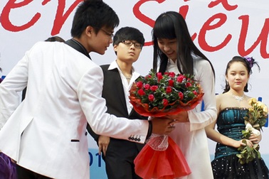 Ấm áp tình thầy trò trường Nguyễn Siêu nhân ngày 20/11