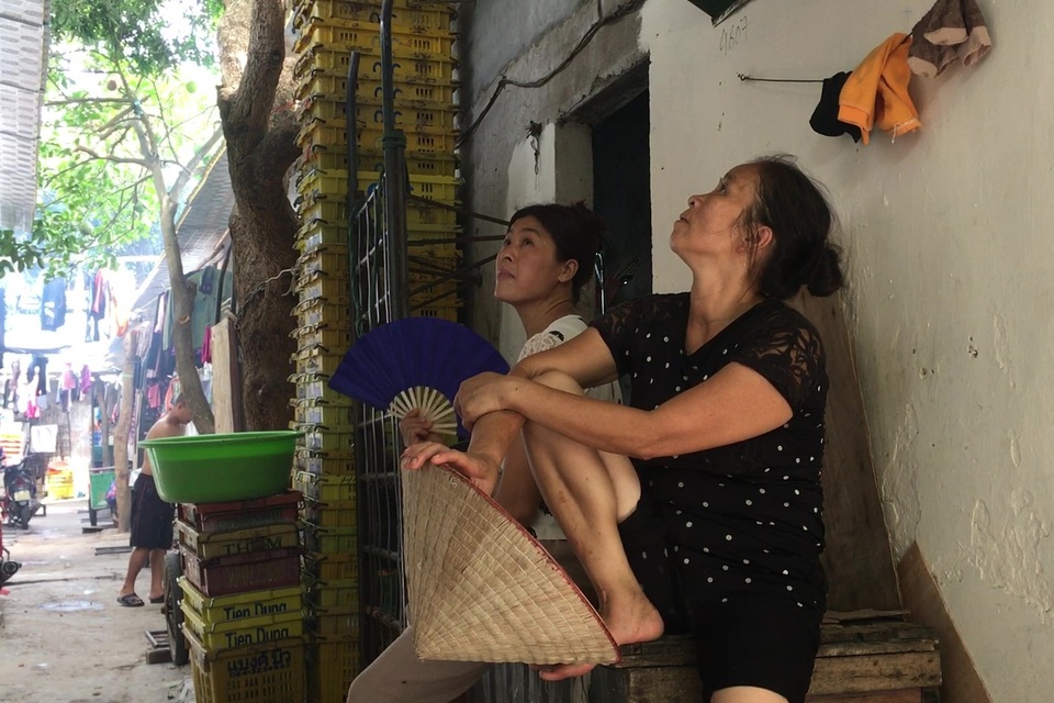 Cuộc sống quay quắt dưới mái tôn trong nắng nóng thiêu đốt ở Hà Nội - 8 Cuộc sống quay quắt dưới mái tôn trong nắng nóng thiêu đốt ở Hà Nội - 8