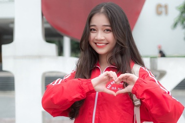 Nữ sinh Bách khoa hút hồn dân mạng vì khoảnh khắc cười rạng rỡ