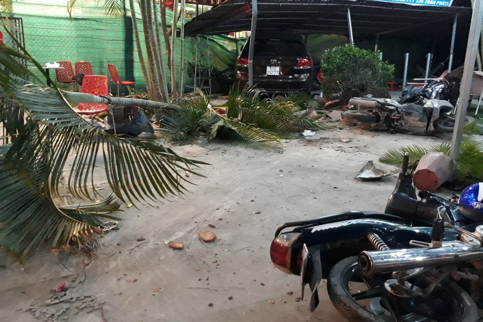 Ô tô 7 chỗ lao vào quán cà phê, ủi hàng loạt xe máy, 3 người bị thương - 2 Ô tô 7 chỗ lao vào quán cà phê, ủi hàng loạt xe máy, 3 người bị thương - 2