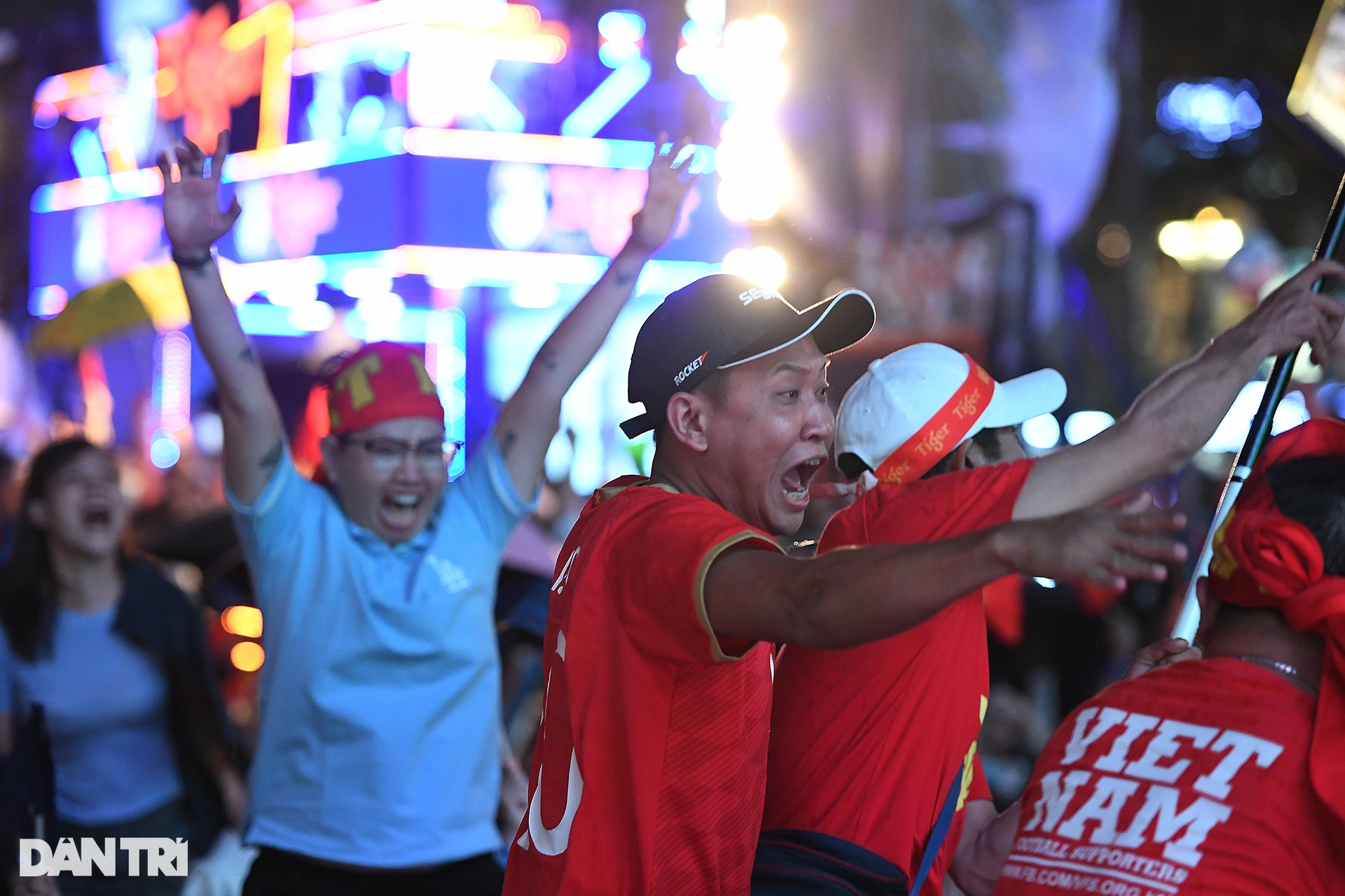 Hàng nghìn cổ động viên TPHCM đội mưa ăn mừng chiến thắng của U23 Việt Nam - 2
