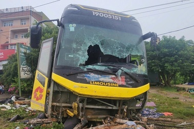 Vụ lật xe khách 9 người tử vong: Nổ lốp có phải tình huống bất khả kháng?