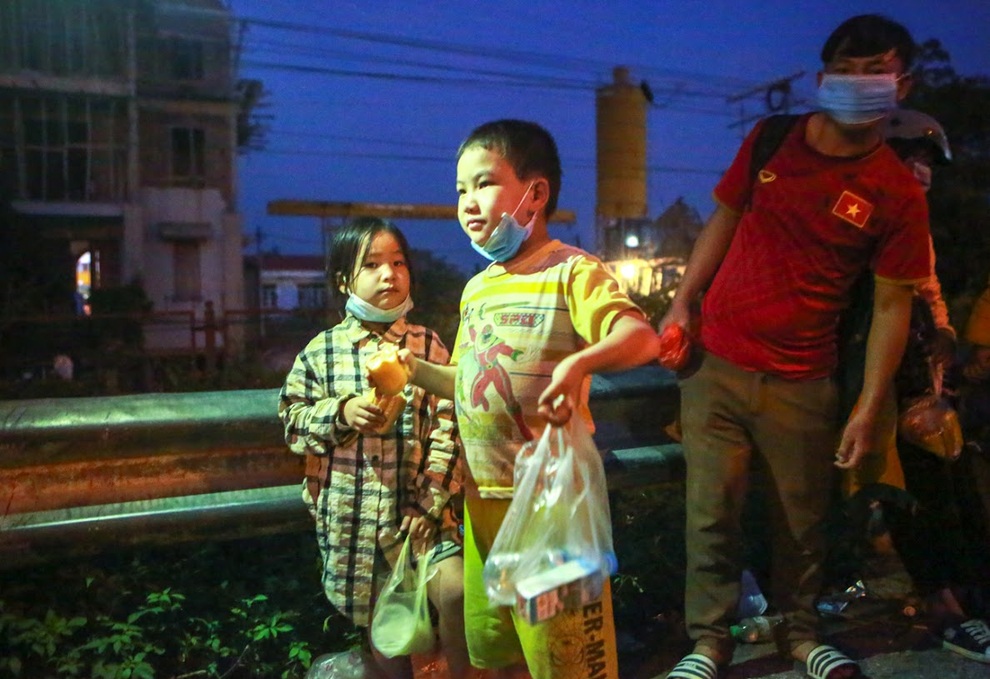 Bữa cơm vội của người dân về quê tại cửa ngõ Thủ đô - 7 Bữa cơm vội của người dân về quê tại cửa ngõ Thủ đô - 7