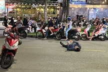 Không đo nồng độ cồn, người đàn ông nằm giữa đường xem điện thoại