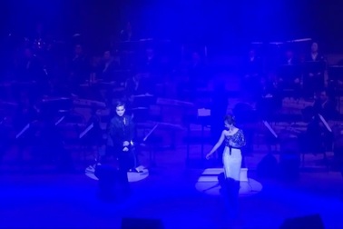 Hà Anh song ca với Dương Hoàng Yến ca khúc "Chiếc khăn Phiêu" của nhạc sĩ Doãn Nho.