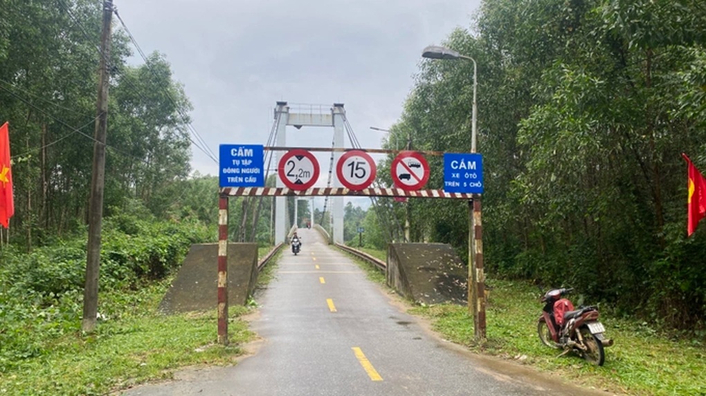 Vụ ô tô rơi xuống sông ở Thừa Thiên Huế: Cấm xe trên 5 chỗ qua cầu - 1 Vụ ô tô rơi xuống sông ở Thừa Thiên Huế: Cấm xe trên 5 chỗ qua cầu - 1