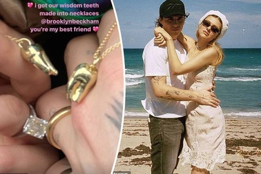 Brooklyn Beckham và hôn thê đem răng khôn đi bọc vàng