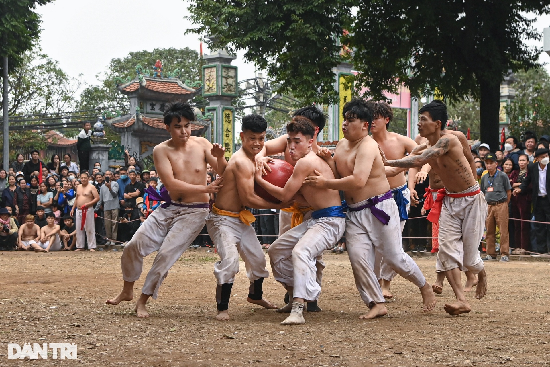 Trai tráng Hà Nội cởi trần, tranh đua quyết liệt quả cầu son 20kg - 7