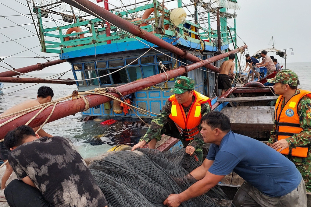 Huy động nhiều tàu cá ứng cứu 6 thuyền viên gặp nạn - 1 Huy động nhiều tàu cá ứng cứu 6 thuyền viên gặp nạn - 1