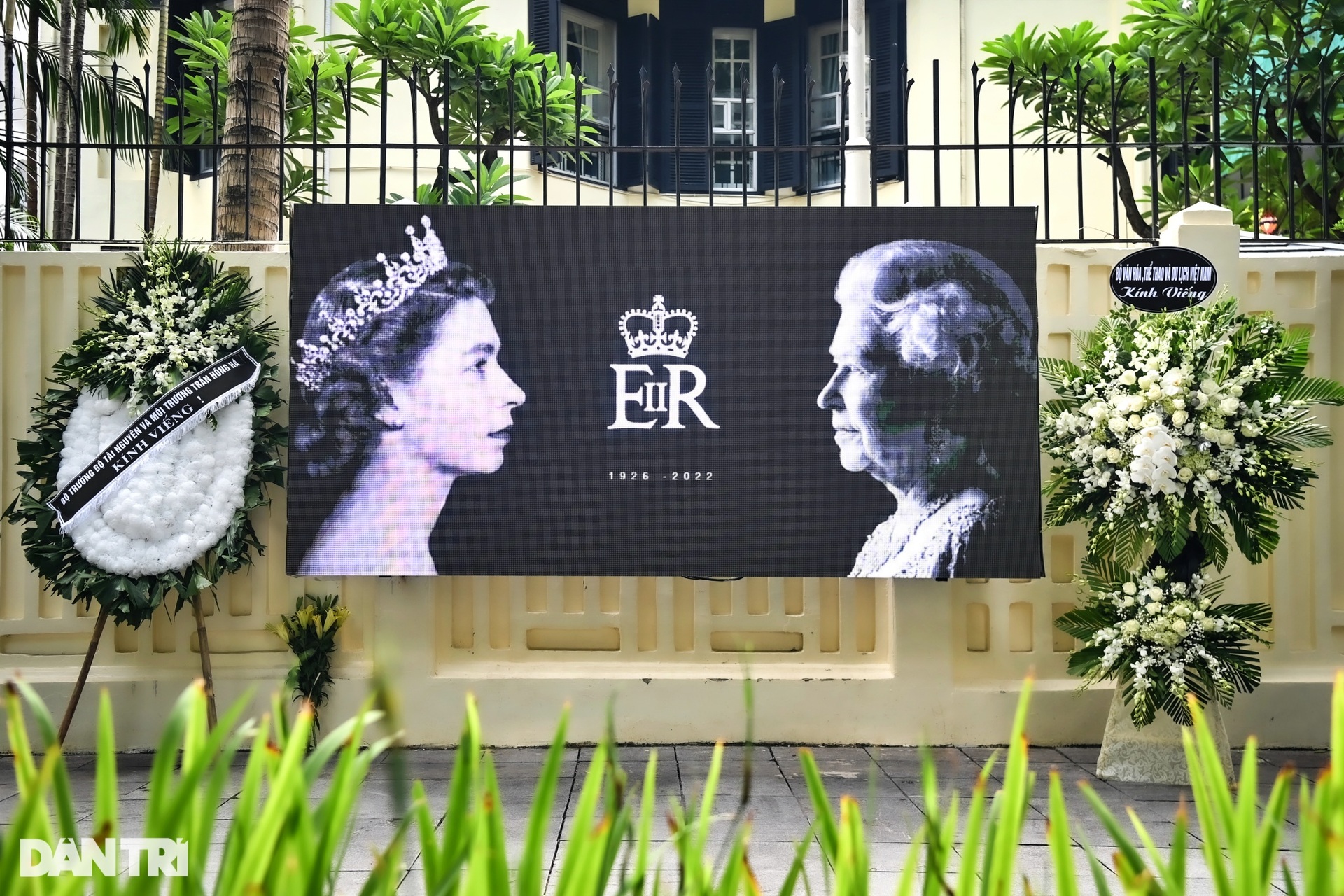 Người dân tiếc thương, viết sổ tang viếng Nữ hoàng Elizabeth II tại Hà Nội - 8 Người dân tiếc thương, viết sổ tang viếng Nữ hoàng Elizabeth II tại Hà Nội - 8