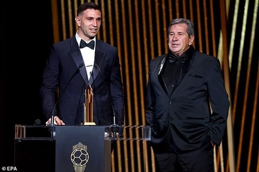 Nhận giải thủ môn xuất sắc nhất, Emiliano Martinez bị CĐV Pháp la ó