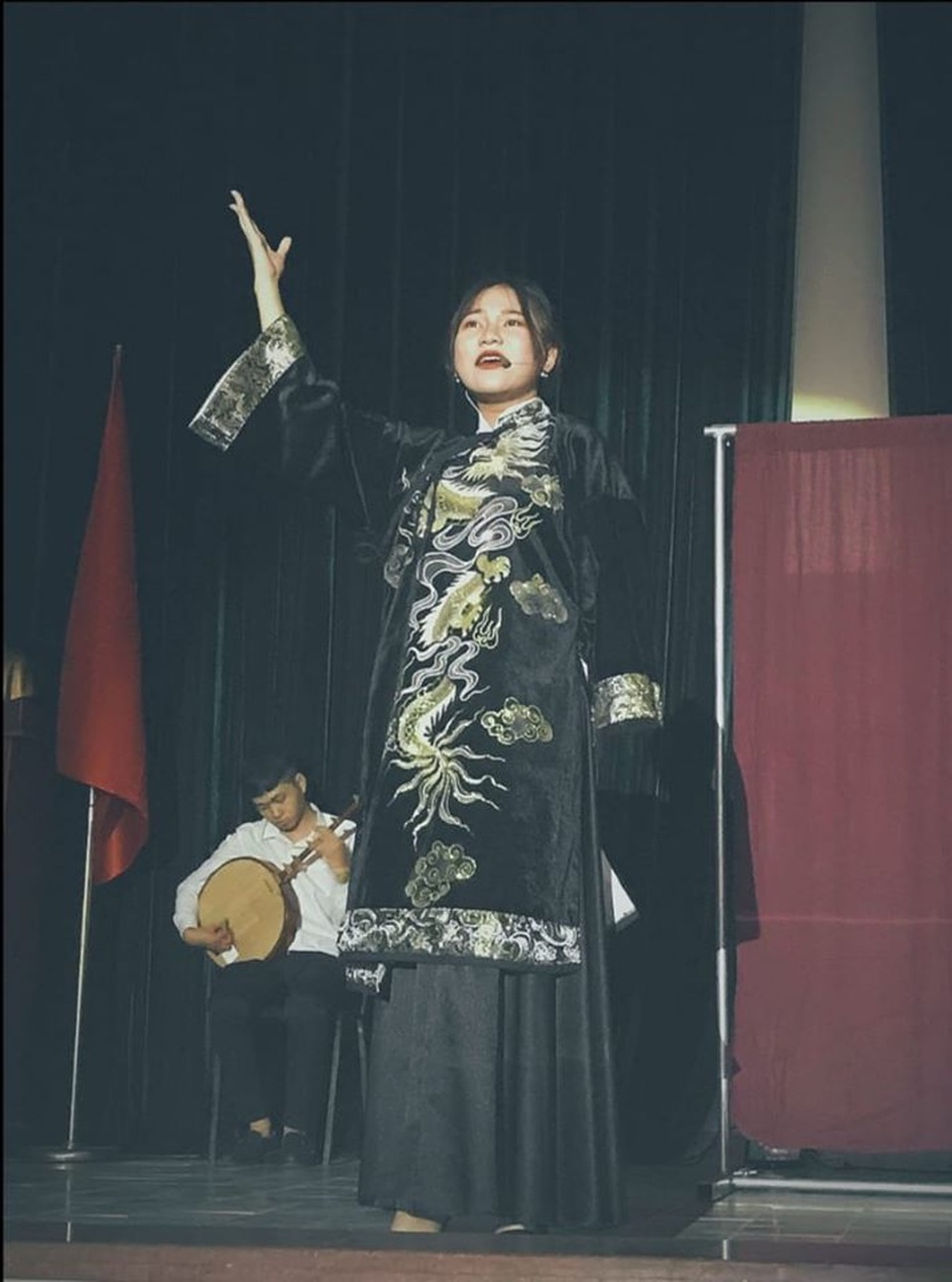 Nữ sinh 17 tuổi gây sửng sốt khi chọn lối đi... cải lương - 4