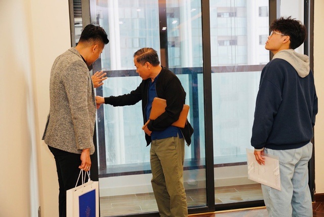 អតិថិជនដំបូងទទួលបានផ្ទះល្វែងប្រណីត Diamond Crown Hai Phong - ៣ Những khách hàng đầu tiên tiếp nhận căn hộ hạng sang Diamond Crown Hai Phong - 3