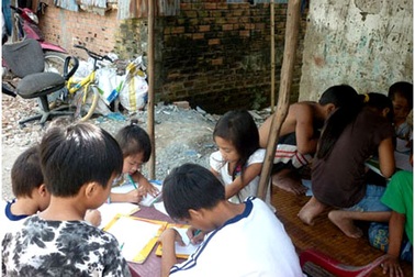 Trẻ em xóm rác “nhặt chữ” giữa trăm bề thiếu thốn