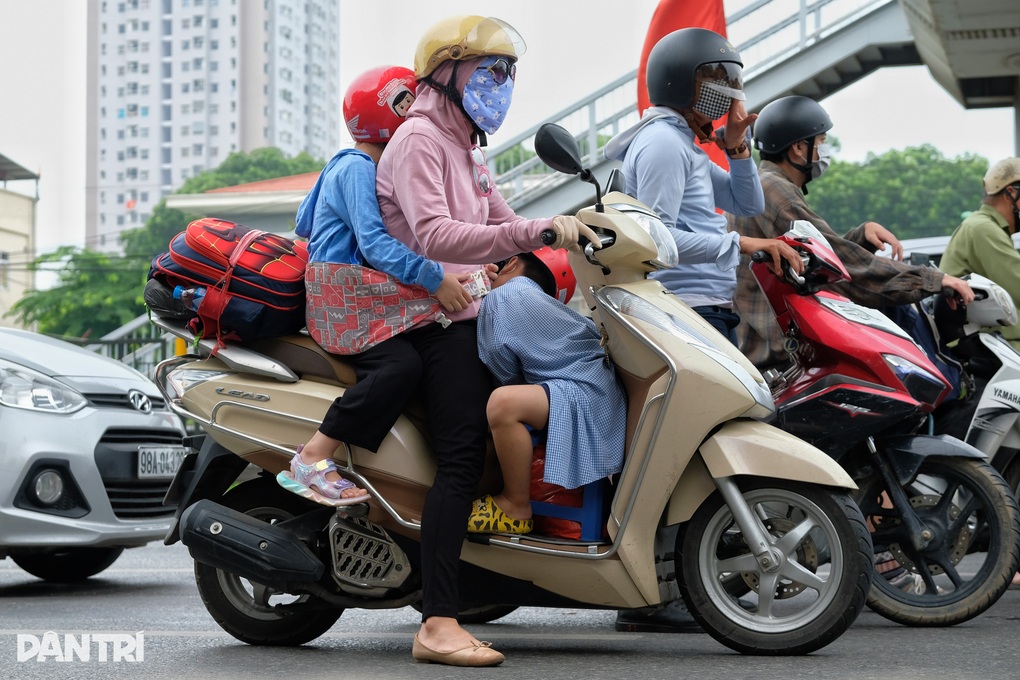 Trẻ em ngủ gục trên xe máy theo cha mẹ trở lại Hà Nội sau kỳ nghỉ lễ - 6 Trẻ em ngủ gục trên xe máy theo cha mẹ trở lại Hà Nội sau kỳ nghỉ lễ - 6