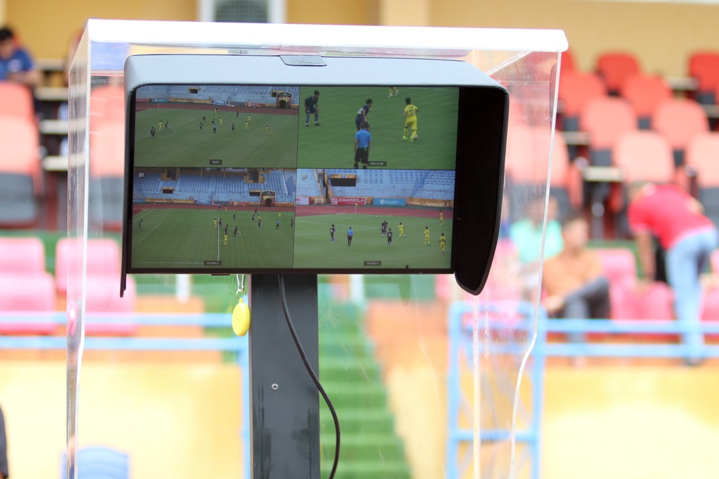Trọng tài Việt Nam thực hành VAR, chuẩn bị áp dụng ở V-League - 5 Trọng tài Việt Nam thực hành VAR, chuẩn bị áp dụng ở V-League - 5