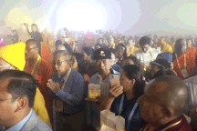 Chen chân thả hoa đăng trong mây mù ở núi Bà Đen