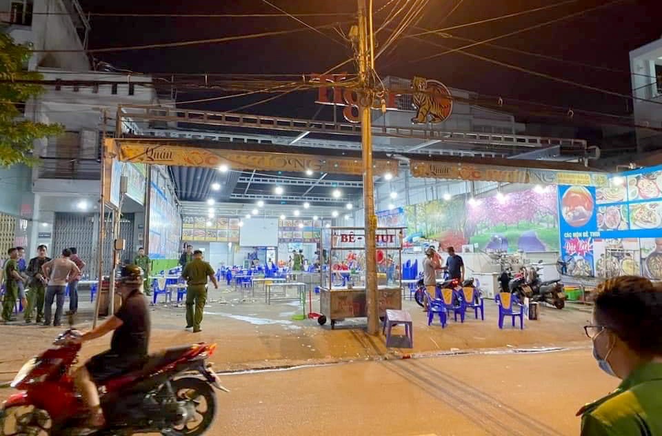 Truy tìm đối tượng cầm đầu băng giang hồ “áo cam” đánh người, đập quán ốc - 2 Truy tìm đối tượng cầm đầu băng giang hồ “áo cam” đánh người, đập quán ốc - 2