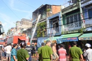Cháy sát chợ Bình Tây, nhiều tiểu thương vội vã sơ tán hàng hóa