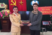 Đánh rơi ví tiền ngày 28 Tết, nam thanh niên được CSGT tìm trả lại