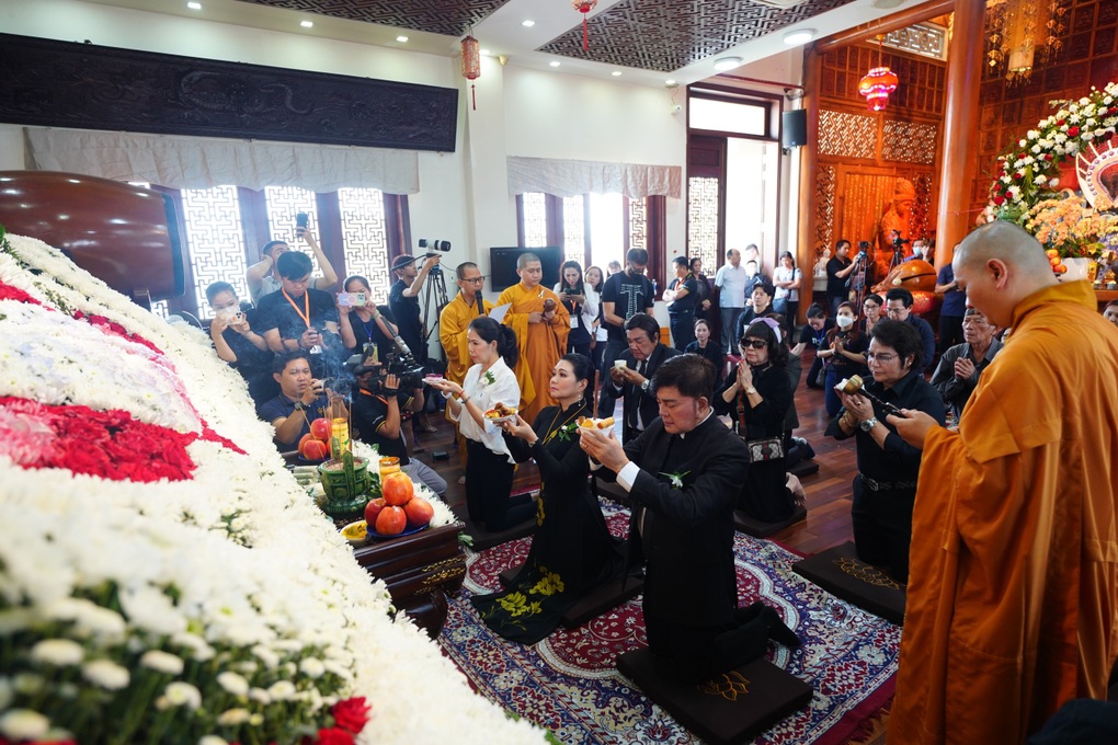 NSƯT Thoại Mỹ khóc nấc, kể về lần cuối gặp mặt NSND Diệp Lang - 4 NSƯT Thoại Mỹ khóc nấc, kể về lần cuối gặp mặt NSND Diệp Lang - 4