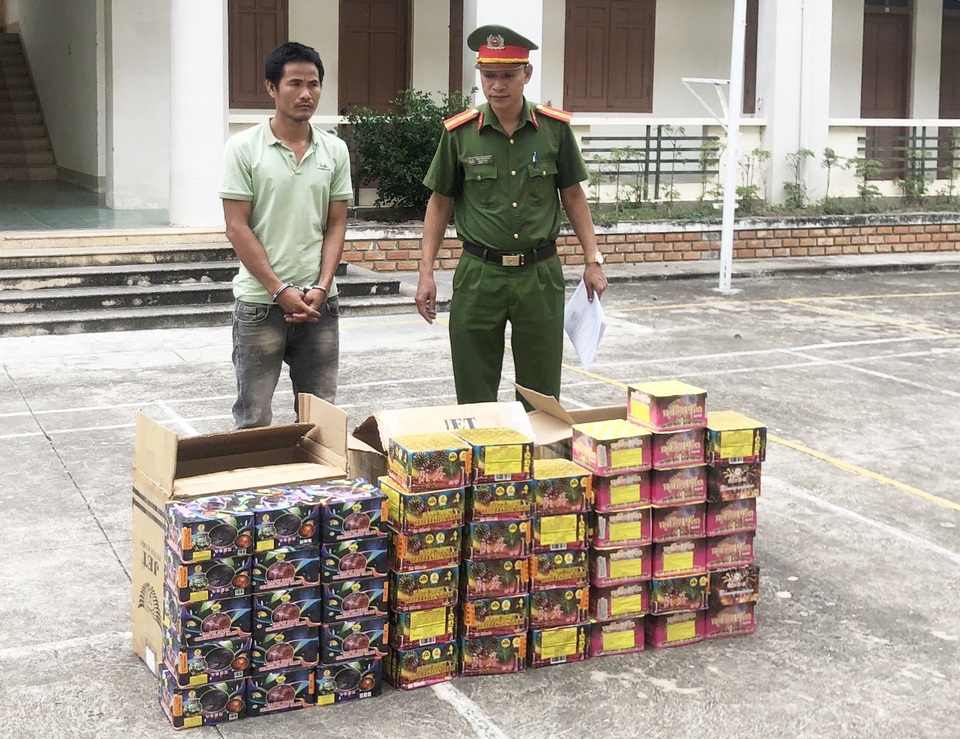 Tạm giữ đối tượng mua gần 1 tạ pháo lậu - 1 Tạm giữ đối tượng mua gần 1 tạ pháo lậu - 1