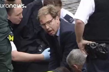 Nghị sĩ Anh hô hấp nhân tạo, cầm máu cho viên cảnh sát bị bắn