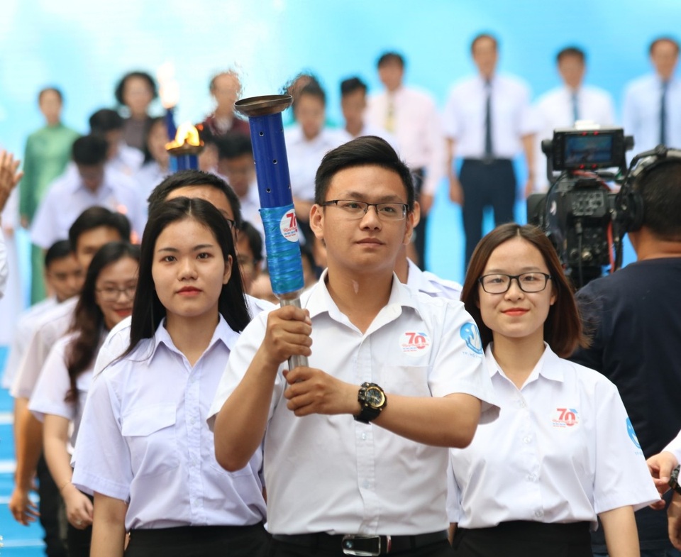 Công dân trẻ tiêu biểu TPHCM tiếp tục được tuyên dương Sinh viên 5 tốt - 1 Công dân trẻ tiêu biểu TPHCM tiếp tục được tuyên dương Sinh viên 5 tốt - 1