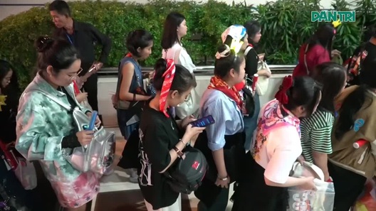 Khán giả xếp hàng check-in đêm nhạc "Tôi! Người Việt Nam"