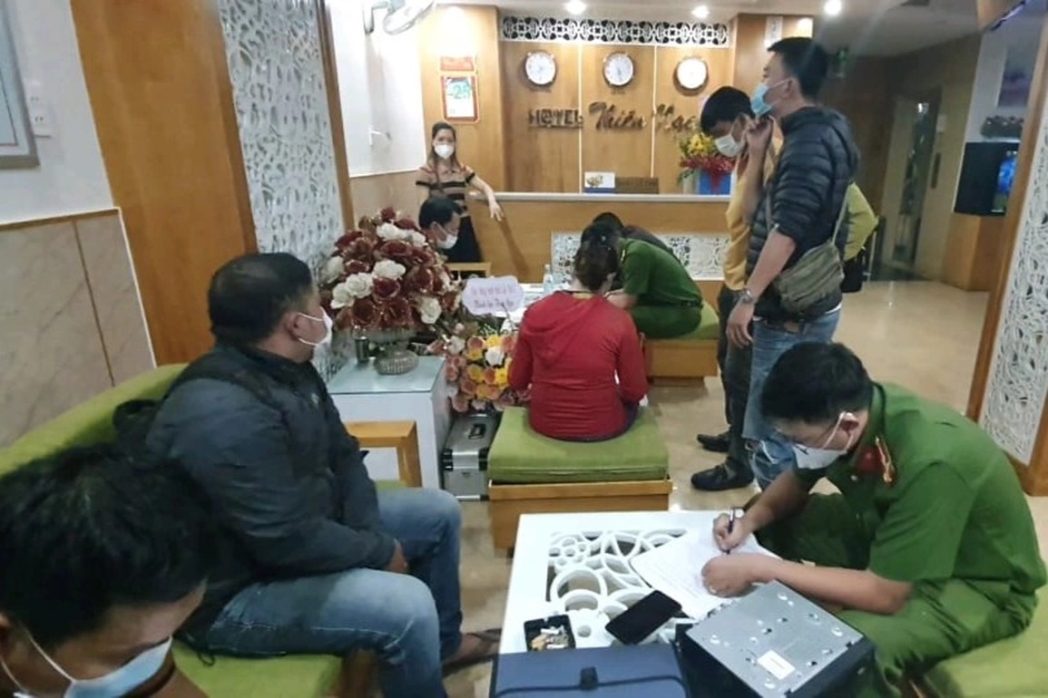 Vụ người phụ nữ hấp hối bên đường: Nạn nhân nhảy lầu khách sạn tự tử - 1 Vụ người phụ nữ hấp hối bên đường: Nạn nhân nhảy lầu khách sạn tự tử - 1