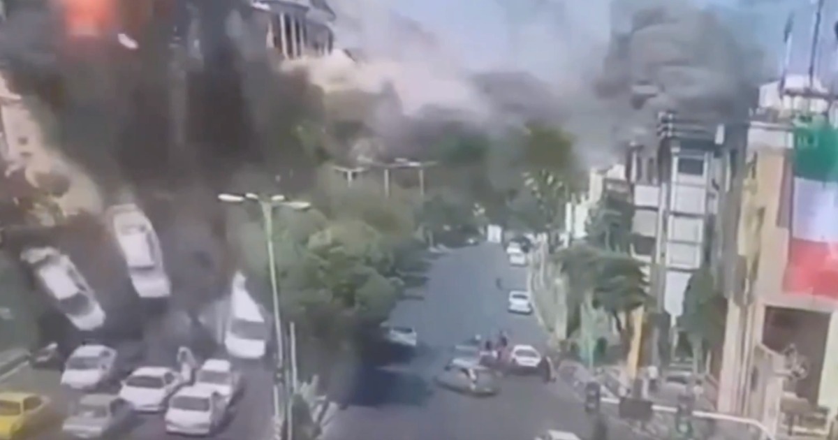 Khoảnh khắc chưa từng thấy: Bom Israel rơi trúng đám đông xe cộ ở Iran Khoảnh khắc chưa từng thấy: Bom Israel rơi trúng đám đông xe cộ ở Iran