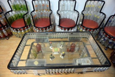 Video khám phá ngôi nhà độc lạ có nội thất được làm từ hơn 1.000 chai lọ