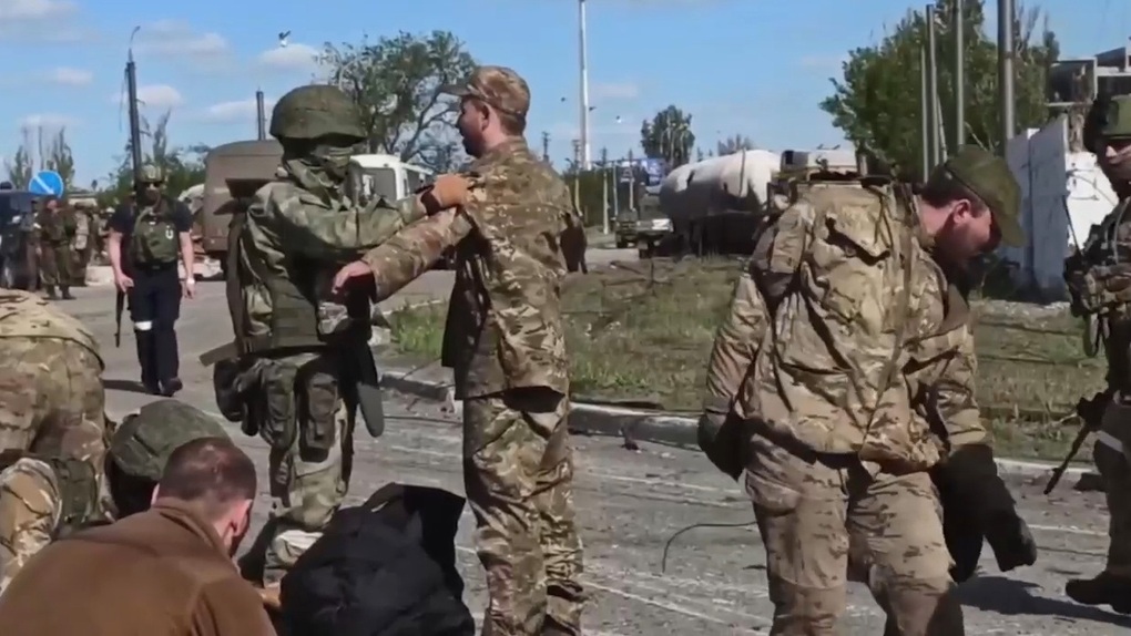 Nga - Ukraine tiến hành cuộc trao đổi tù binh lớn nhất sau 7 tháng chiến sự - 1 Nga - Ukraine tiến hành cuộc trao đổi tù binh lớn nhất sau 7 tháng chiến sự - 1