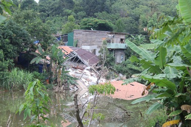 Biệt thự 4 tỷ không phép bất ngờ đổ sập xuống hồ