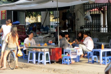 Bỏ chục triệu mua suất vỉa hè bán trà đá