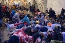 Người Ukraine nằm la liệt ở ga tàu, vội vã tháo chạy khỏi chiến sự