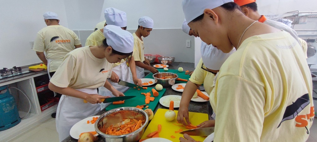 Lớp dạy nghề miễn phí dành cho các bạn trẻ yếu thế - 4 Lớp dạy nghề miễn phí dành cho các bạn trẻ yếu thế - 4