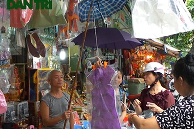 Áo cưới người âm hút khách dịp lễ Vu lan