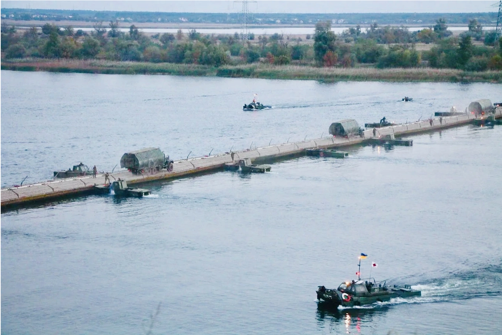 Ukraine dựng cầu phao dã chiến, đe dọa phòng tuyến ven sông của Nga - 1 Ukraine dựng cầu phao dã chiến, đe dọa phòng tuyến ven sông của Nga - 1