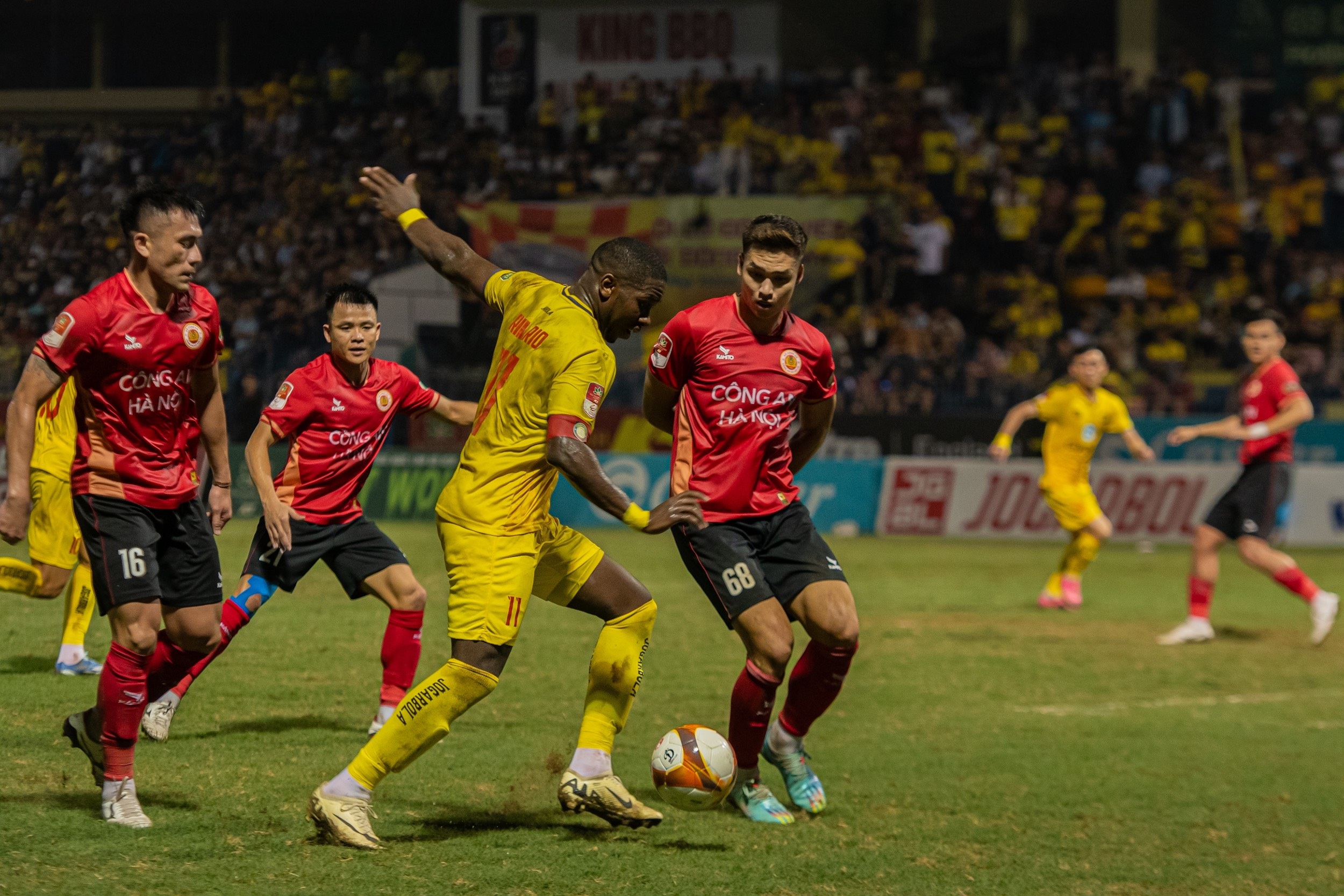 ຟານວັນດຶກ ຊ່ວຍໃຫ້ສະໂມສອນຕຳຫຼວດ ຮ່າໂນ້ຍ ເອົາຊະນະ ແທງຮວາ - 2 Phan Văn Đức ghi bàn giúp CLB Công an Hà Nội thắng Thanh Hóa - 2