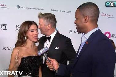 Vợ chồng "nữ hoàng yoga" Hilaria Baldwin đẹp đôi dự sự kiện