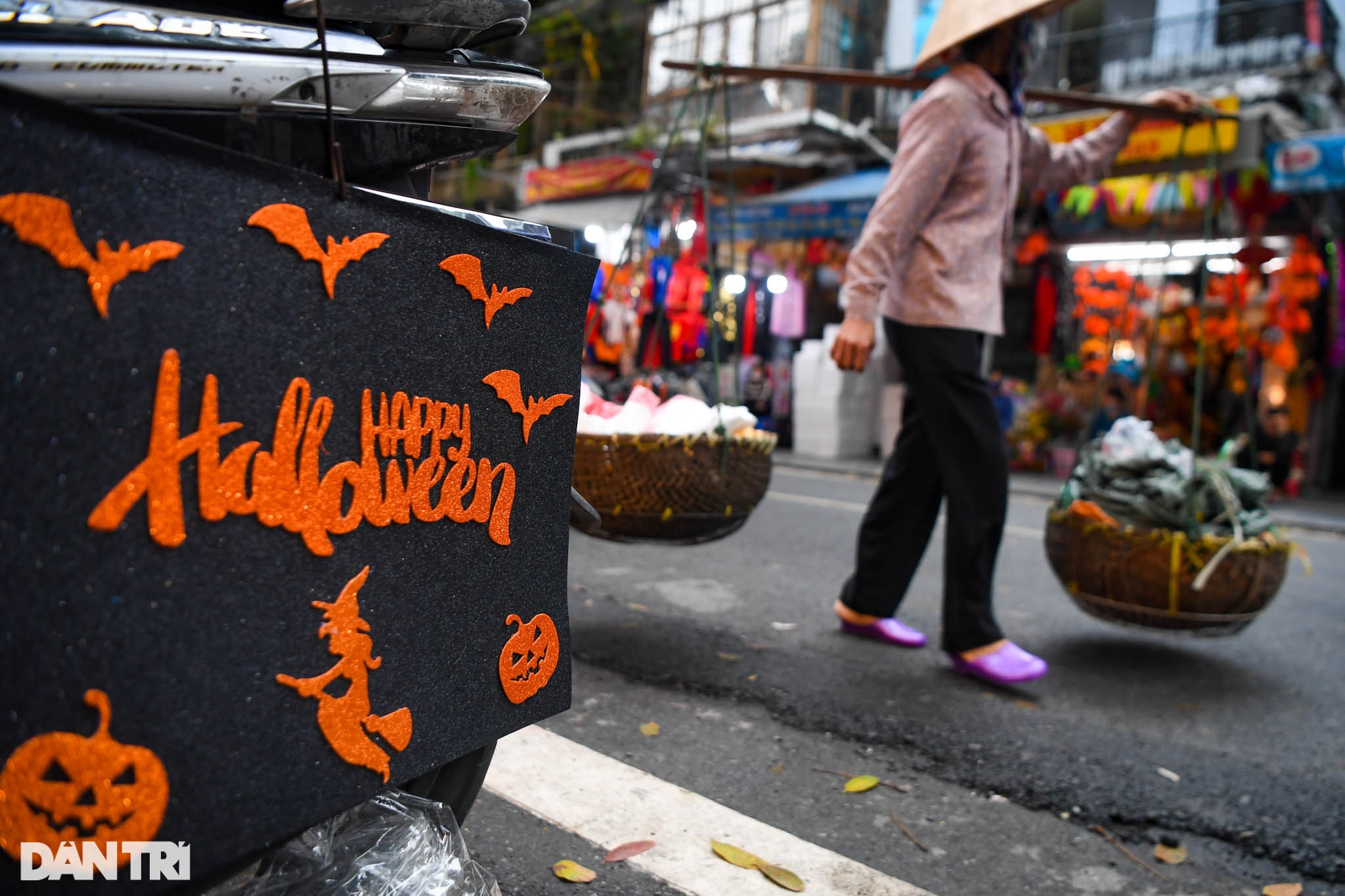 Phố đồ chơi Hàng Mã ảm đạm, vắng khách trong ngày cận kề dịp lễ Halloween - 1 Phố đồ chơi Hàng Mã ảm đạm, vắng khách trong ngày cận kề dịp lễ Halloween - 1
