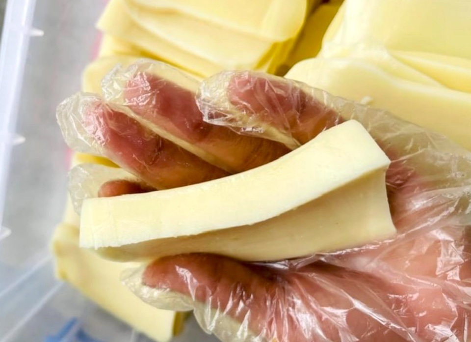 ម្ចាស់ហាងរកចំណូលបាន ៥០លានដុងក្នុងមួយថ្ងៃ ដោយសារនំខេកពេញនិយមក្នុងចំណោមយុវវ័យ - ៤ Chủ tiệm kiếm 50 triệu đồng một ngày nhờ loại bánh hot trend với giới trẻ - 4