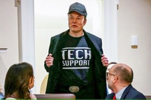 Elon Musk giàu nhất thế giới nhưng chỉ mặc áo phông 20 USD đi dự sự kiện