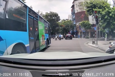 Xe buýt lấn sang phần đường ngược chiều để vượt đèn đỏ: Không sợ bị phạt?