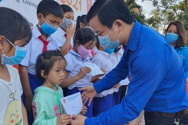 Tuổi trẻ Quảng Trị mang "Ước mơ Xuân" đến với trẻ em khó khăn